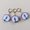 marqueurs crochet et tricot an argile de forme hexagonale avec un motif de fleur violette