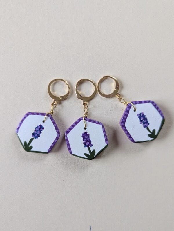 marqueurs crochet et tricot an argile de forme hexagonale avec un motif de fleur violette