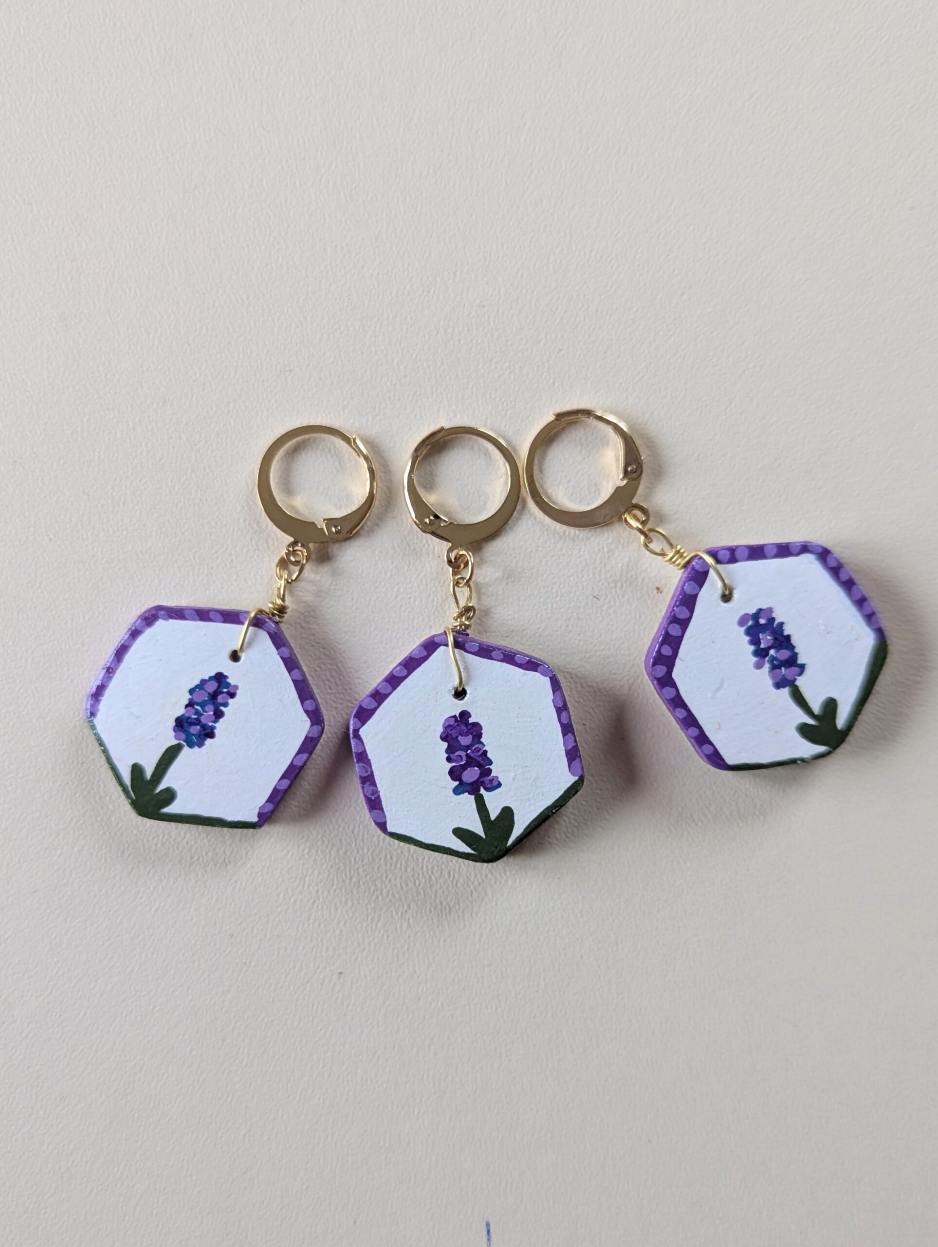 marqueurs crochet et tricot an argile de forme hexagonale avec un motif de fleur violette
