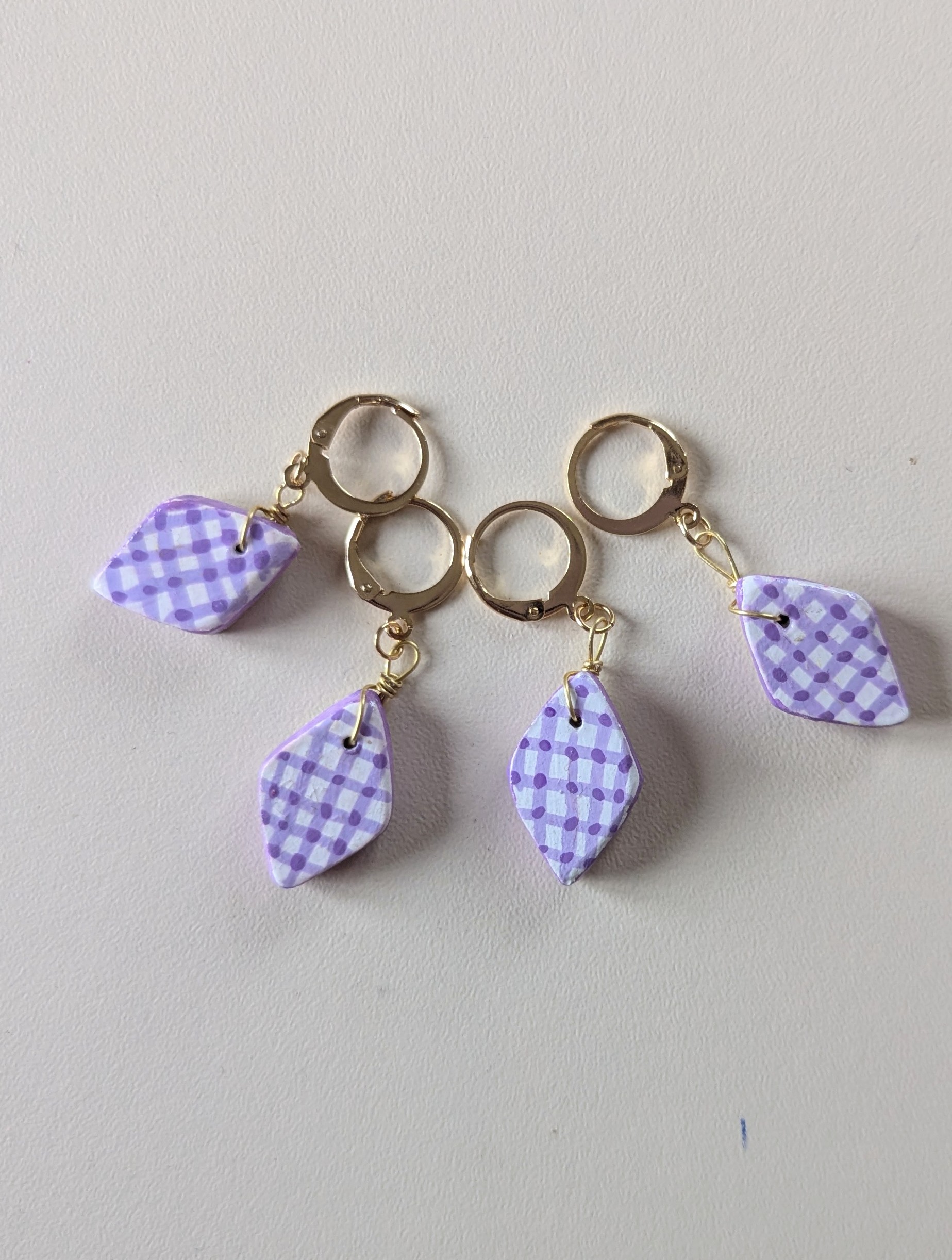 marqueur de maille violet avec motif vichy pour le crochet et le tricot