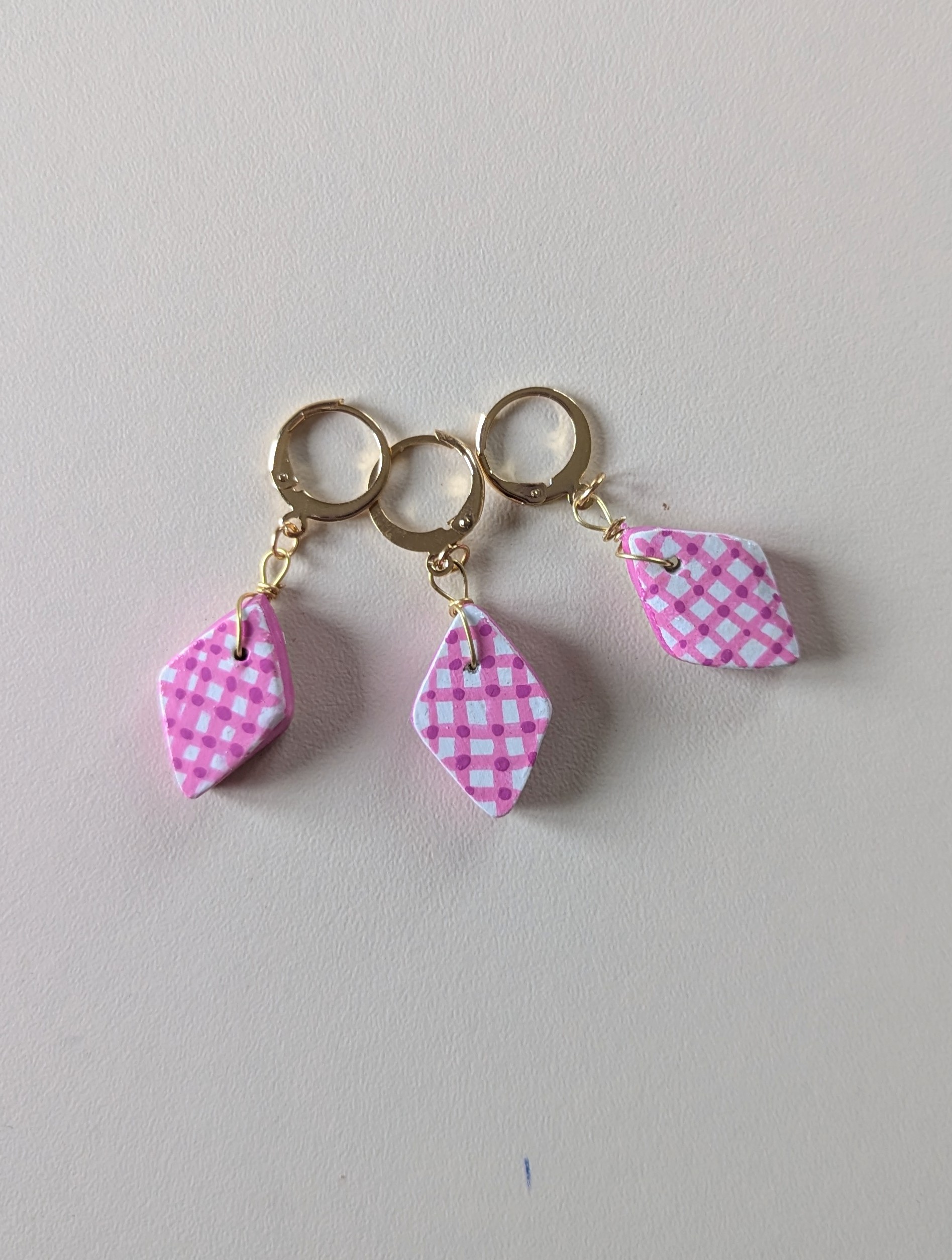 détails de marqueurs de mailles peint à la main avec motif vichy rose