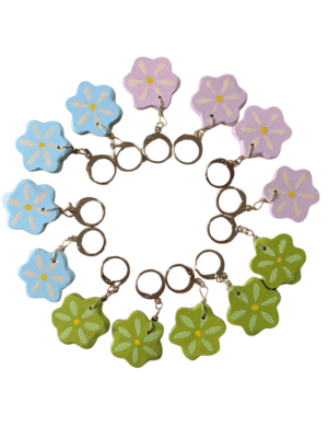 marqueurs de mailles pour le crochet et le tricot en argile en forme de marguerite et peints à la main de couleur rose, verte, ou bleue