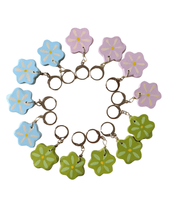 marqueurs de mailles pour le crochet et le tricot en argile en forme de marguerite et peints à la main de couleur rose, verte, ou bleue