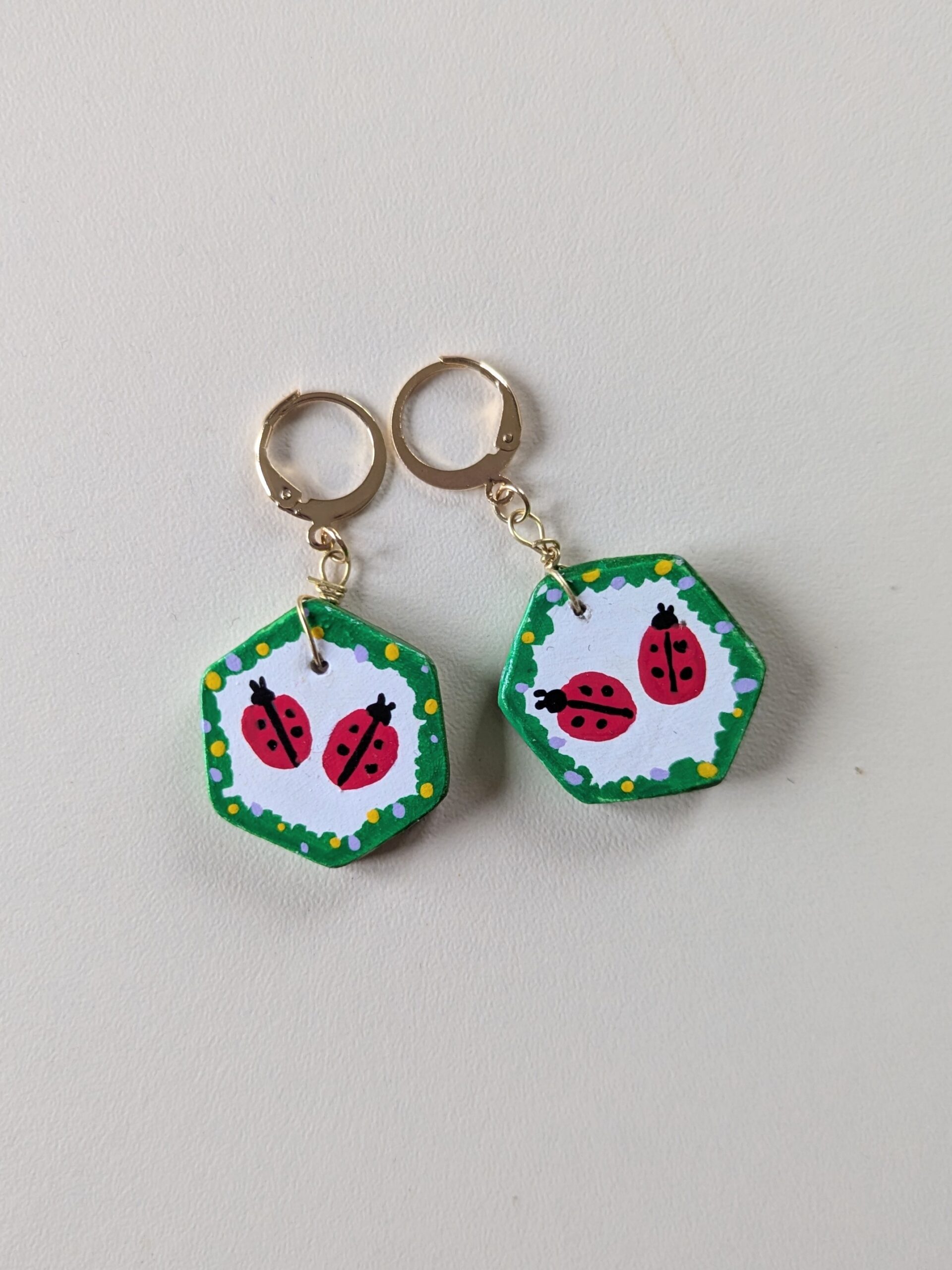 marqueurs crochet et tricot pour repérer les mailles avec motif de coccinelles