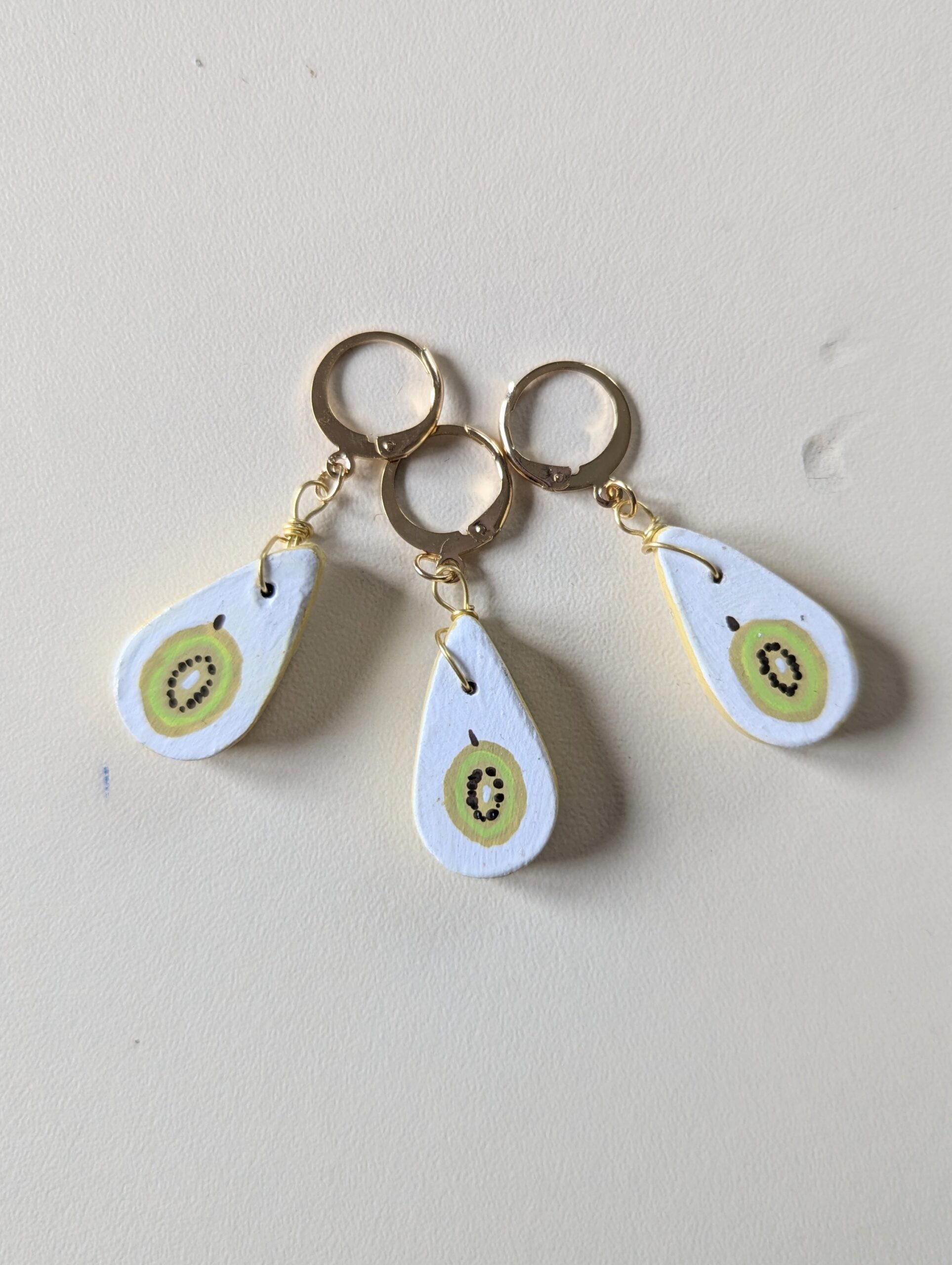 marqueurs de mailles en argile peint à la main avec un motif de kiwi