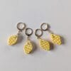 marqueur de maille en argile pour le crochet et le tricot motif vichy jaune peint à la main