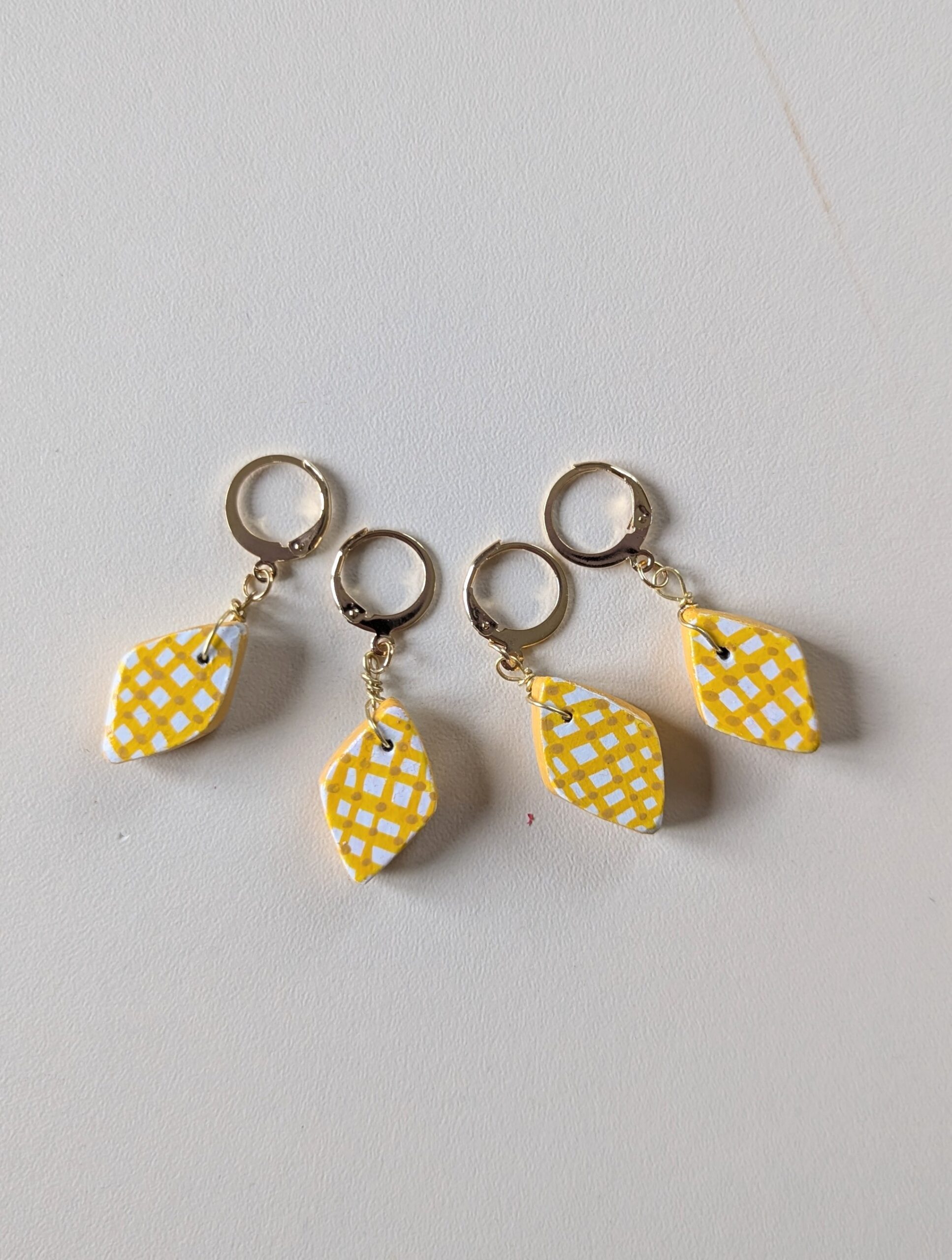 marqueur de maille en argile pour le crochet et le tricot motif vichy jaune peint à la main