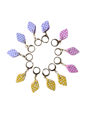 marqueurs de mailles en forme de losange avec un motif vichy peints à la main en couleur jaune, rose ou violet