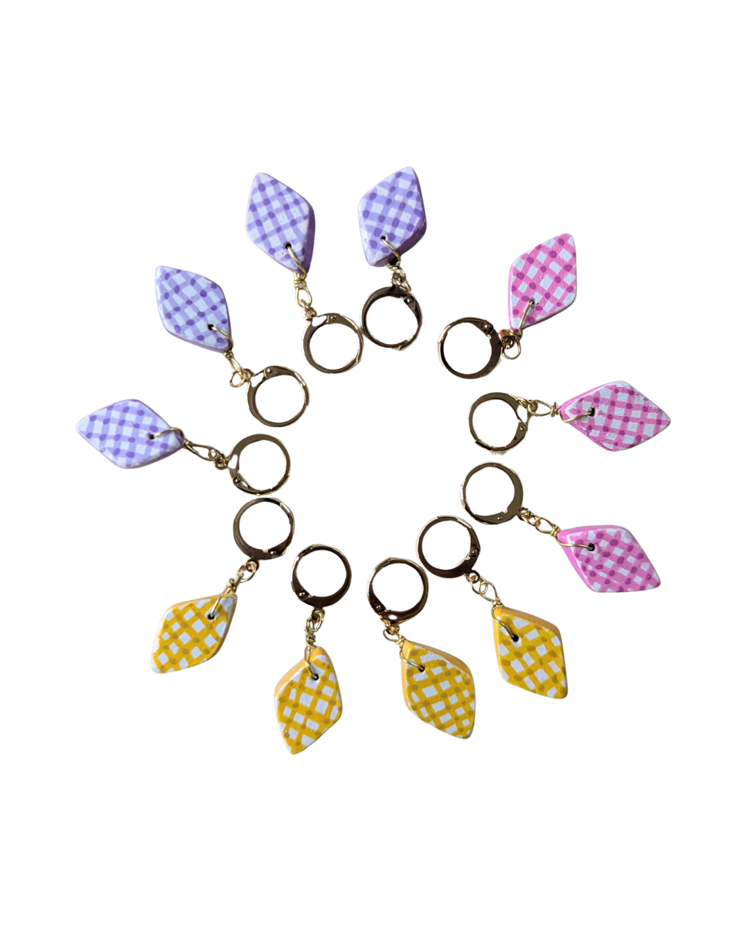 marqueurs de mailles en forme de losange avec un motif vichy peints à la main en couleur jaune, rose ou violet