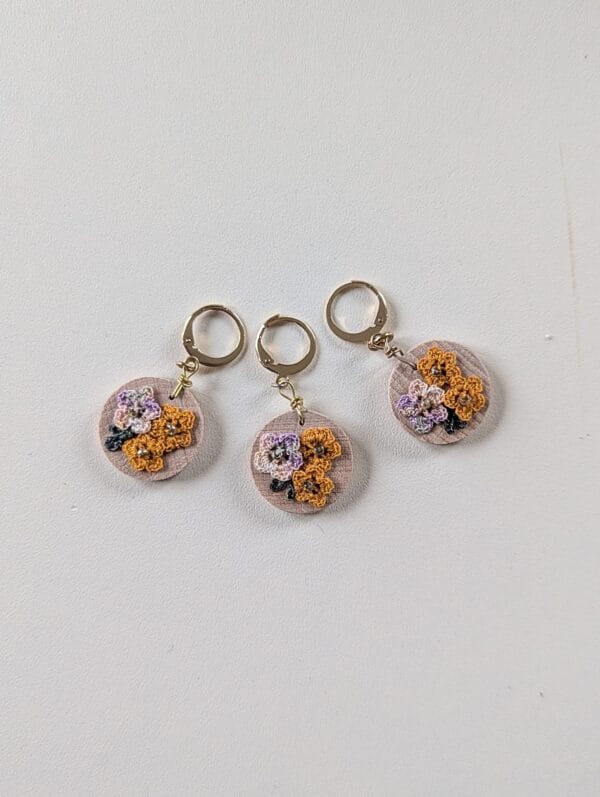 marqueurs de mailles en bois fait main en micro crochet fleurs jaune et mauve