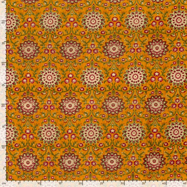 motif indien jaune imprimé sur tissu en voile de coton