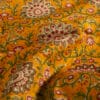 détail du motif indien sur tissu en voile de coton jaune