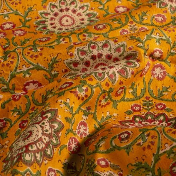 détail du motif indien sur tissu en voile de coton jaune