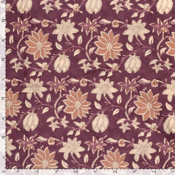 motif indien fleur violet imprimé sur tissu en voile de coton