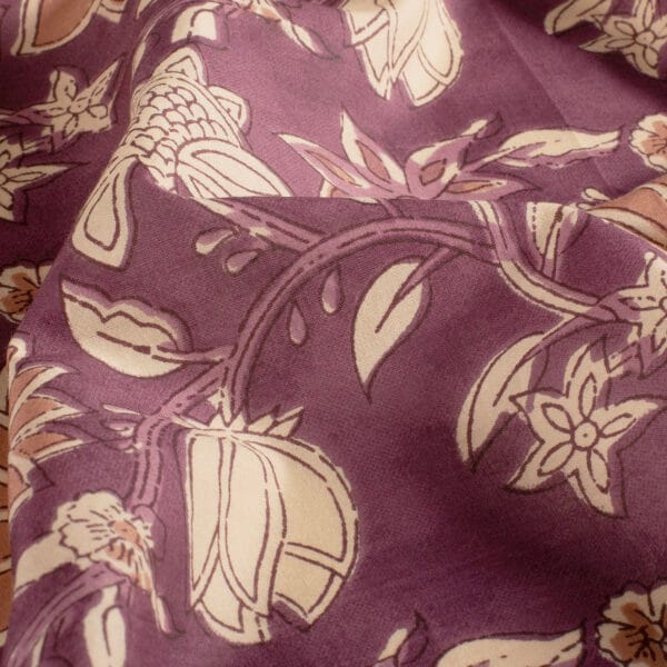 detail du motif fleur indien batik violet imprimé sur voile de coton