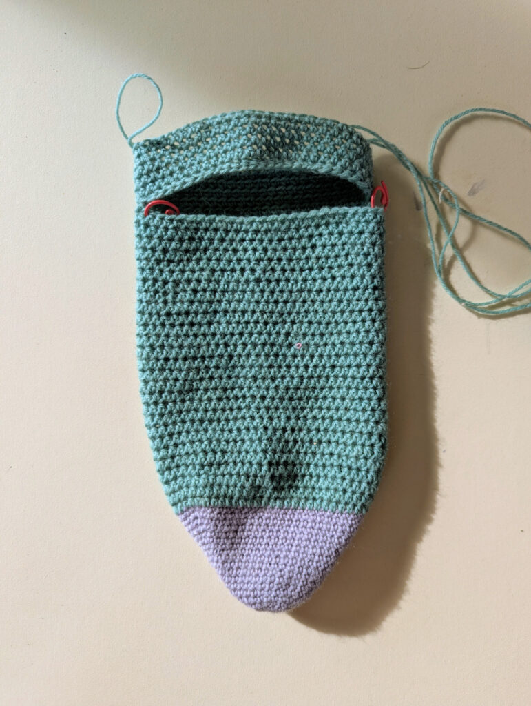tuto-chaussettes-crochet-augmentations-pointe Début d’une chaussette au crochet travaillée en rond avec marqueurs de maille pour les augmentations de la pointe