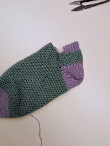 tuto-chaussettes-crochet-chaussette-terminee Chaussette au crochet adulte terminée avec talon et bande de côtes en mailles serrées