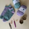 Paire de chaussettes au crochet adulte avec pelotes de laine Edelweiss Classic, crochet et accessoires utilisés dans le tuto chaussettes crochet