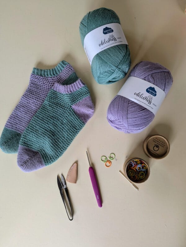 Paire de chaussettes au crochet adulte avec pelotes de laine Edelweiss Classic, crochet et accessoires utilisés dans le tuto chaussettes crochet