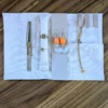 Intérieur de la trousse à bijoux nomade avec poche zippée, support pour bagues, boucles d’oreilles et colliers.