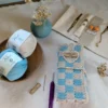 Kit crochet trousse à bijoux débutant Fête des Mères avec trousse à bijoux au crochet terminée, coton bio BC Garn Alba, doublure intérieure et accessoires.