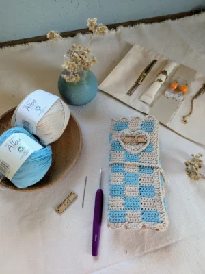 Kit crochet trousse à bijoux débutant Fête des Mères avec trousse à bijoux au crochet terminée, coton bio BC Garn Alba, doublure intérieure et accessoires.