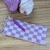 Trousse à bijoux au crochet en cours de réalisation avec motif damier et coton bio BC Garn Alba.