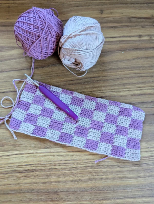 Trousse à bijoux au crochet en cours de réalisation avec motif damier et coton bio BC Garn Alba.