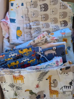 Lot surprise – 1 kg de coupons de tissus à motifs enfant