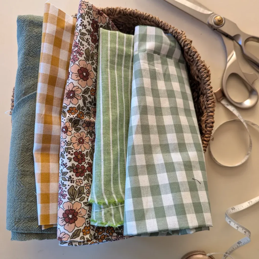 Sélection de tissus à carreaux et à fleurs pour projets de couture