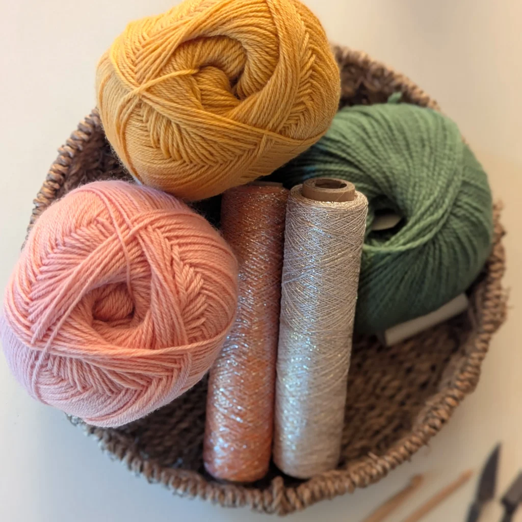 Pelotes de laine et de coton colorées dans un panier pour le crochet et le tricot
