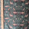 Tissu coton Masevaux imprimé d'animaux de la forêt, cerfs, renards, ours, chouettes et écureuils, parmi les feuillages sur fond vert sapin.