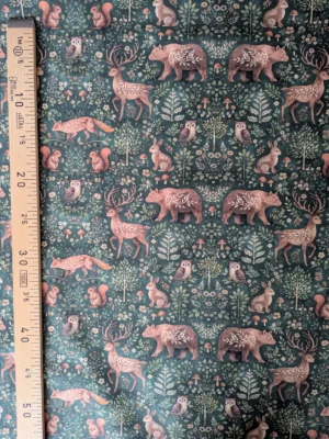 Tissu coton Masevaux imprimé d'animaux de la forêt, cerfs, renards, ours, chouettes et écureuils, parmi les feuillages sur fond vert sapin.