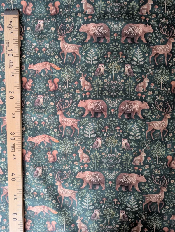 Tissu coton Masevaux imprimé d'animaux de la forêt, cerfs, renards, ours, chouettes et écureuils, parmi les feuillages sur fond vert sapin.