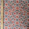 Tissu coton Hampi à grandes fleurs vintage dans des tons camel, terracotta, rose poudré et vert sur fond clair.