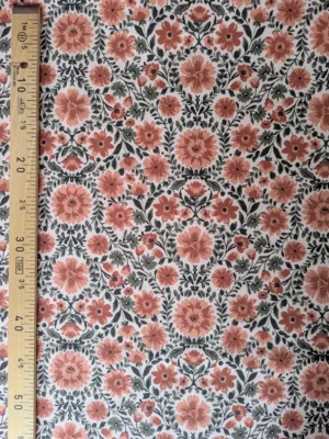 Tissu coton Hampi à grandes fleurs vintage dans des tons camel, terracotta, rose poudré et vert sur fond clair.