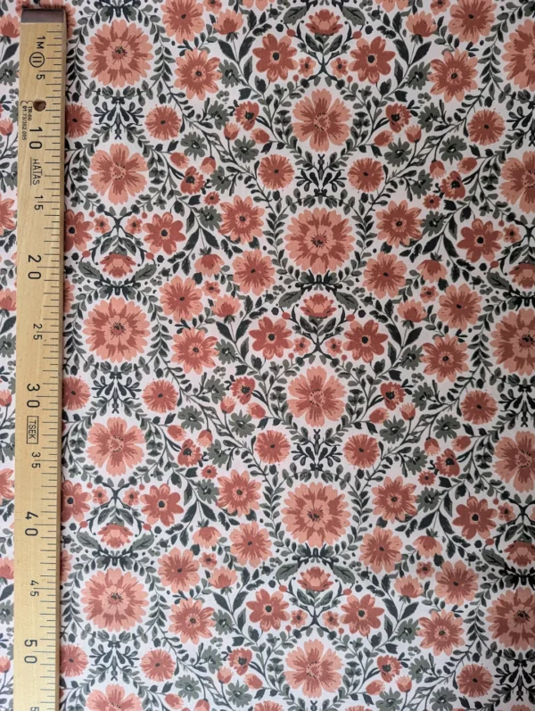 Tissu coton Hampi à grandes fleurs vintage dans des tons camel, terracotta, rose poudré et vert sur fond clair.