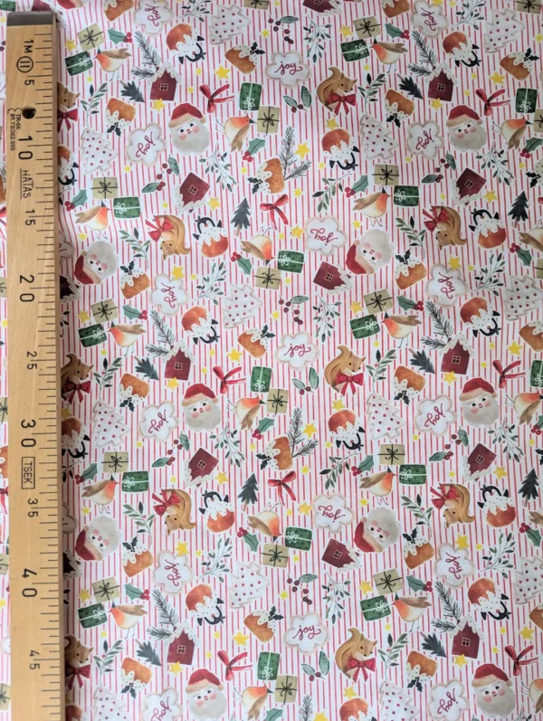 Tissu coton Noël Bredle à rayures rouges et blanches, imprimé de biscuits, écureuils, cadeaux, sapins et personnages festifs.