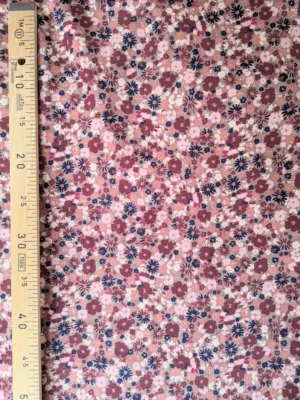 Velours milleraies fleuri Mizet aux fleurs roses, bordeaux et bleu marine sur fond moka, tissu côtelé fin.
