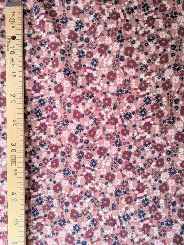 Velours milleraies fleuri Mizet aux fleurs roses, bordeaux et bleu marine sur fond moka, tissu côtelé fin.